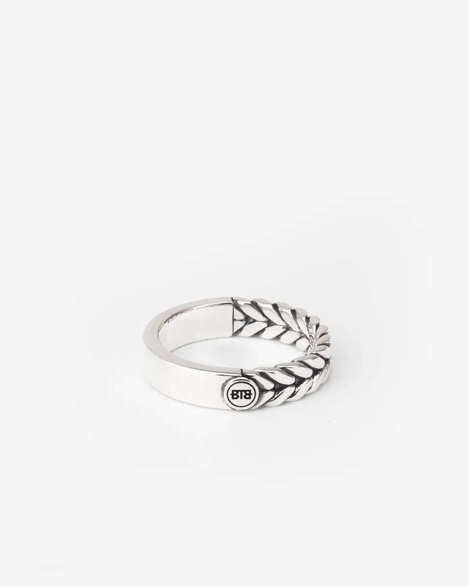 De Barbara Small Dual Ring is vervaardigd van gerecycled sterling zilver en kenmerkt zich door een gladde zijde en een geweven, iconische Barbara textuur. De Barbara Small Dual Ring is smaller dan de Barbara Dual Ring, maar breder dan de Barbara Mini Dual Ring. De diepte en elegantie van de Barbara weving maken deze ring een tijdloze keuze. Ontworpen in Amsterdam en op duurzame wijze geproduceerd in Zuidoost-Azië. Je koopt onze sieraden niet, maar je geeft ze cadeau. Aan wie geef jij dit sieraad? Jezelf, of iemand in het bijzonder?